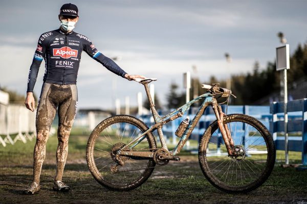  Canyon predstavil špeciálnu limitovanú edíciu Lux CF SLX Mathieu van der Poela