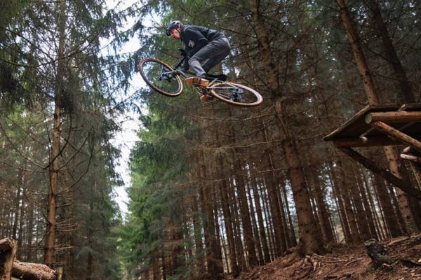  Video: Český majster sveta v triale testuje limity gravel bicykla Kellys Soot 70