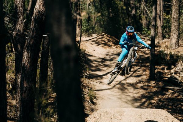  Video: Marine Cabirou predvádza serióznu rýchlosť a štýl na zjazdovom bicykli