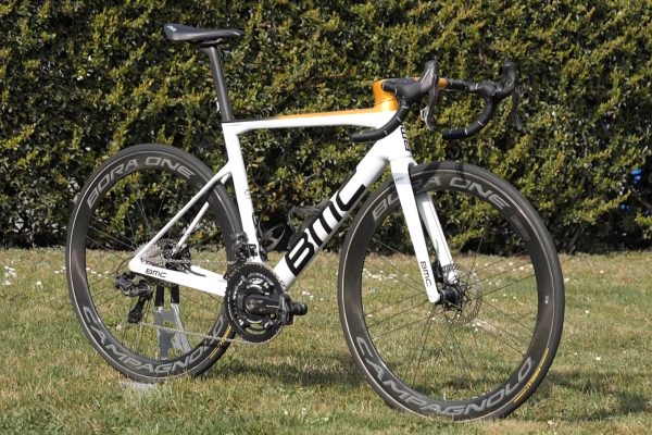  Bicykel Grega Van Avermaeta váži 7,4 kg. Pozrite si špecifikáciu i rozmery špeciálu BMC Team Machine SLR01 (video)