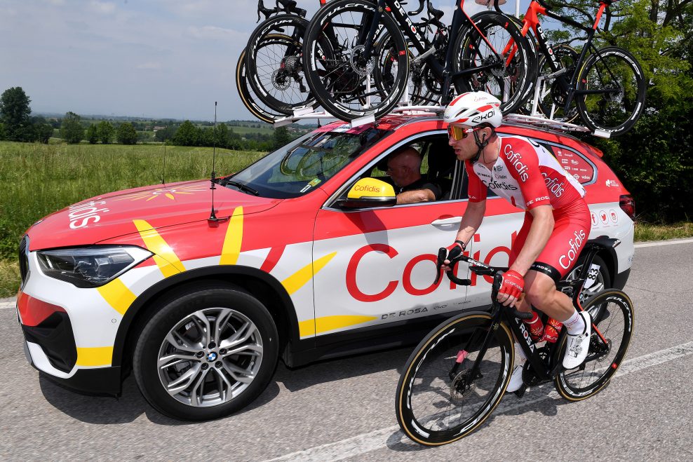 Tím Cofidis je v príprave na Tour de France. Pozrite si, koľko spotrebujú jedla a akú výbavu musia mať so sebou