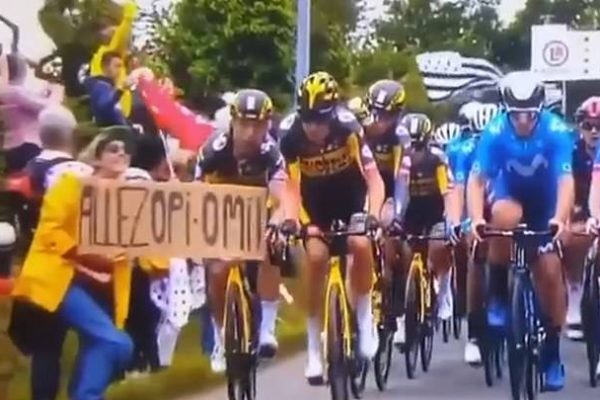  Video: Nezodpovedná fanúšička spôsobila transparentom hromadný pád na Tour de France