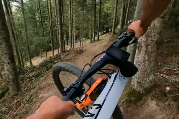  Video: Takto sa zab&aacute;va Mathieu van der Poel pri zjazde na horskom bicykli