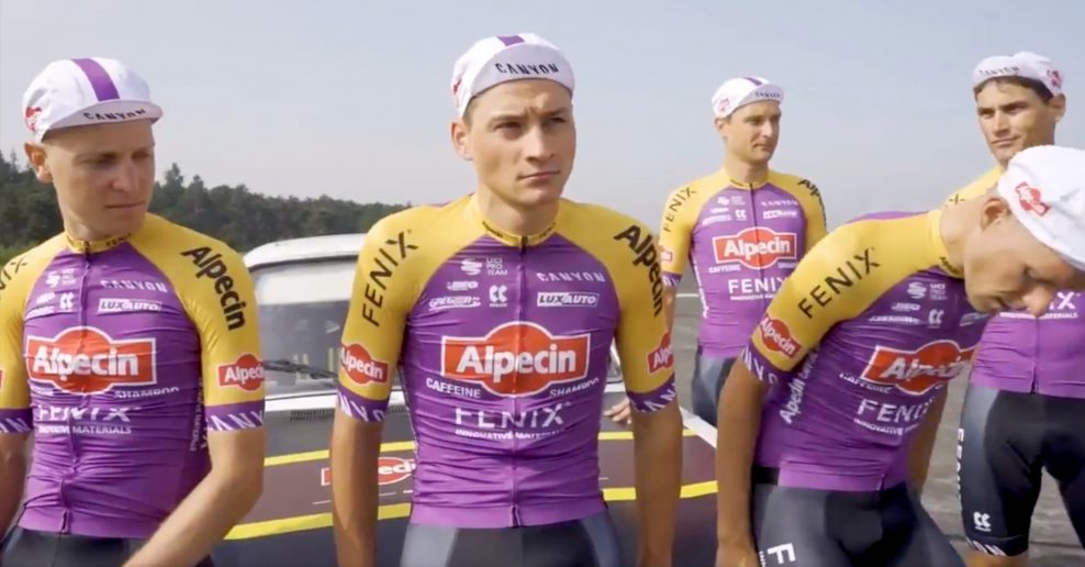Video: Pretekári Alpecinu prišli na prezentáciu Tour de France v spomienkových retro dresoch á la Poulidor