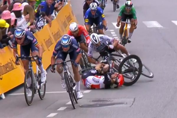 Video: Sagan mohol vyhrať etapu na Tour. Austr&aacute;lčan ho tesne pred cieľom poslal k zemi