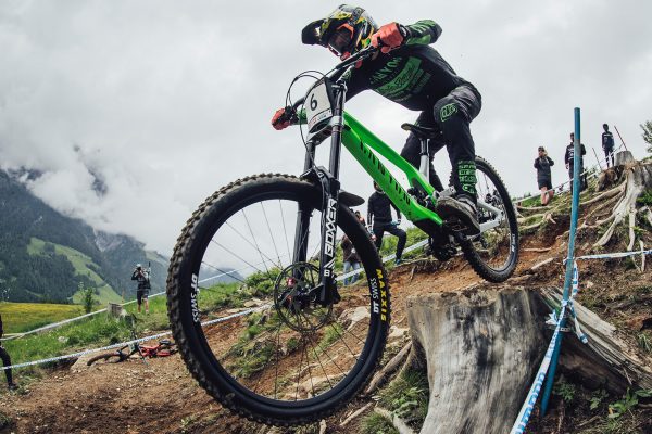  Video: Víťazné jazdy Camille Balanche a Troya Brosnana zo svetového poháru v Leogangu