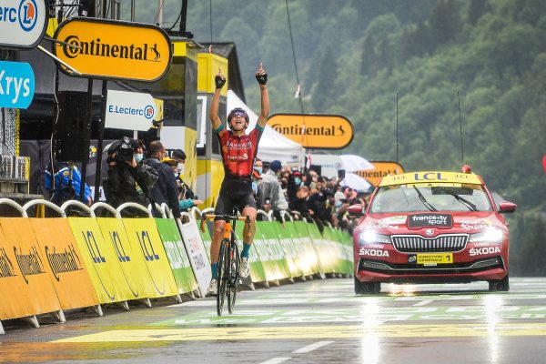 Prvú horskú etapu Tour 2021 vyhral Teuns, skvelý výkon predviedol Pogačar a oblečie sa do žltého