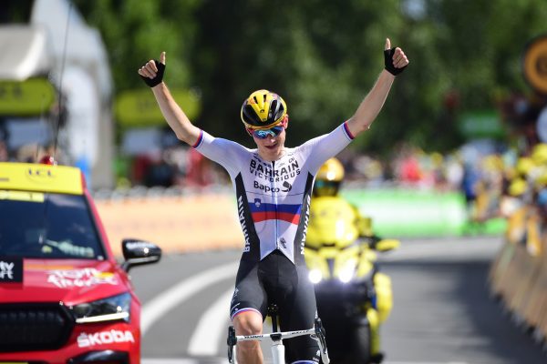 Matej Mohorič vyhral po 26km sólo úniku už druhú etapu na Tour de France
