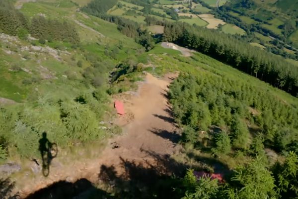  Video: Ešte väčšie skoky, dropy a iné šialenosti. Pozrite sa, ako vyzerá trať Red Bull Hardline 2021