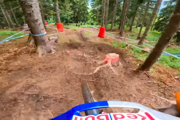  Video: Ako vyzerá trať svetového pohára v Les Gets? | Tréningová jazda Brooka MacDonalda