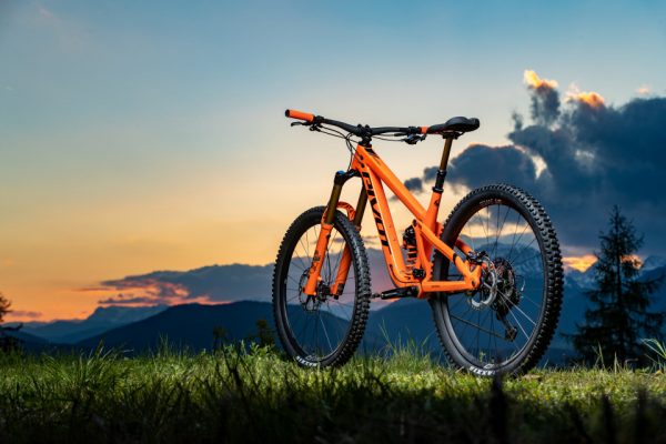 Pivot predstavil nové prepracované enduro Firebird 2022