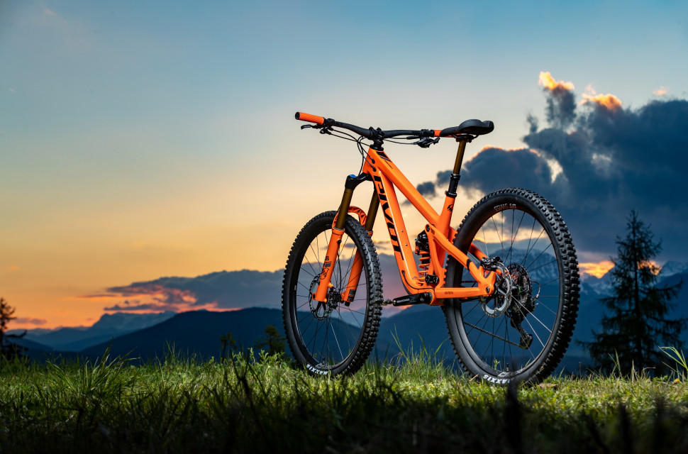 Pivot predstavil nov&eacute; prepracovan&eacute; enduro Firebird 2022