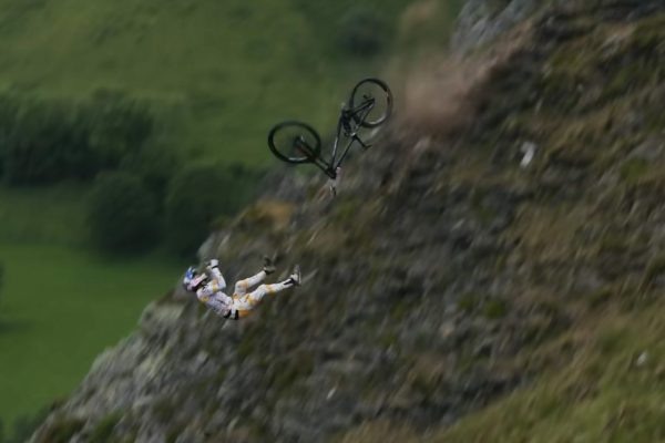 Video: Gee Atherton zverejnil celý záznam z jeho hrozivého pádu zo skalnatého útesu