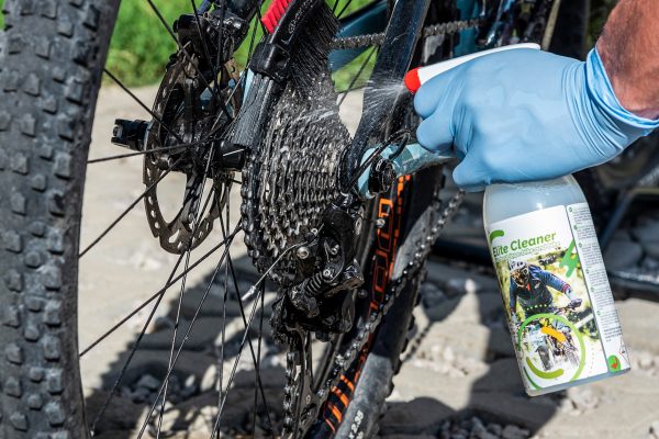Slovenskí lekárnici vyvinuli biologicky odbúrateľný čistiaci prostriedok na bicykle
