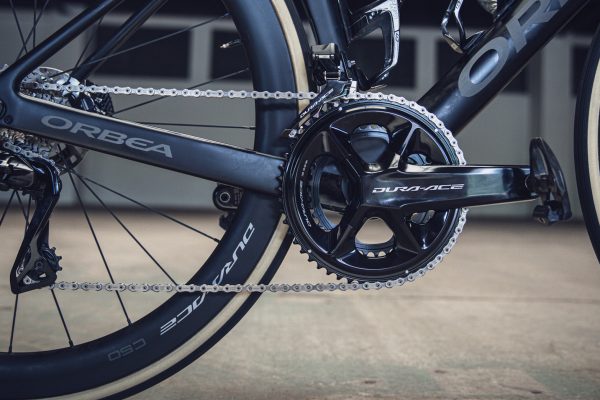 Nov&eacute; radenie Shimano Dura-Ace R9200 je r&yacute;chlej&scaron;ie, (skoro) bezdr&ocirc;tov&eacute; a m&aacute; 12 r&yacute;chlost&iacute;
