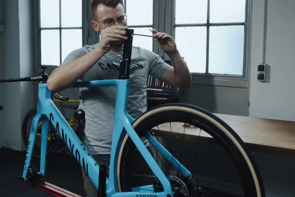  Video: Mechanik skladá nový pretekársky špeciál Mathieu van der Poela – Canyon Aeroad CFR