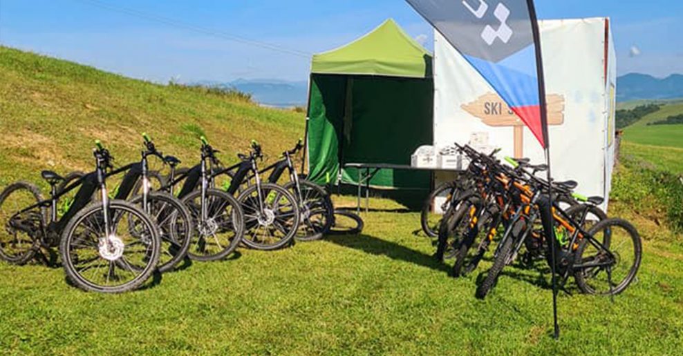 Zlodeji ukradli až 16 elektrobicyklov z požičovne v Žiarcoch