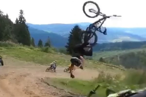  Video: Vtipné i hrozivé pády na bicykloch | Pinkbike Friday Fails #187