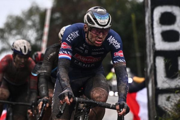  Video: Blato, dážď a defekty – to najlepšie z pekla severu Paríž-Roubaix 2021