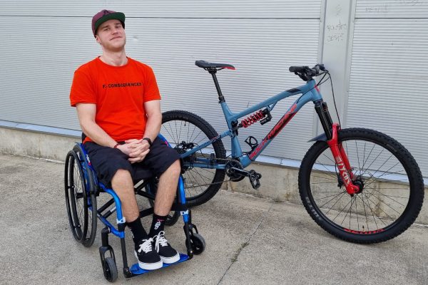Mladý slovenský biker Patrik Kováč zostal po vážnom páde na vozíku. Pomôcť mu môžete aj vy