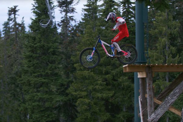  Musíte vidieť: Reece Wallace predvádza skvelý štýl v oldschool freeride videu Glory Daze