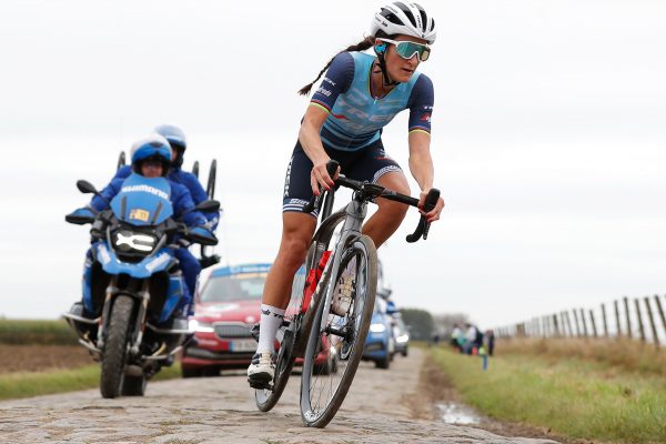 Historickú premiéru ženského Paríž – Roubaix vyhrala Lizzie Deignan po neuveriteľnom 81 km sólo úniku