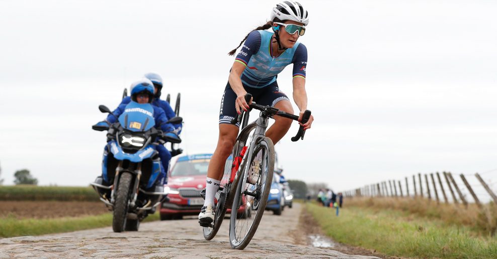 Historickú premiéru ženského Paríž – Roubaix vyhrala Lizzie Deignan po neuveriteľnom 81 km sólo úniku