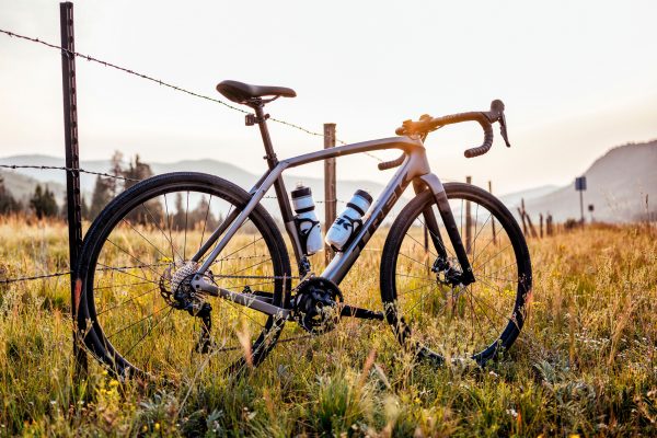 Nov&yacute; gravel Checkpoint 2022 od Treku m&aacute; progres&iacute;vnu geometriu a &uacute;ložn&yacute; priestor v r&aacute;me (detaily, modely, ceny)