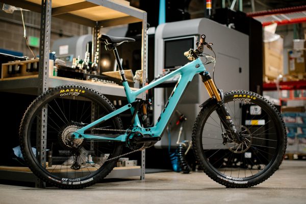 Yeti predstavilo svoj prvý elektrobicykel 160E – rýchle pretekárske elektro-enduro (detaily, modely, ceny)