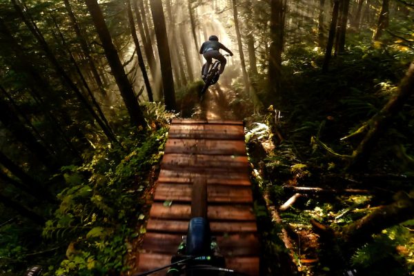  Video: Obrovské dropy a jazda na dokonalom traile v Squamishi v podaní Remy Metaillera