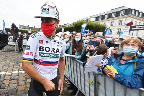 Peter Sagan sa opil a zranil policajta. Vraj sa ob&aacute;val, že bude &bdquo;n&uacute;ten&yacute; dať sa zaočkovať&ldquo;