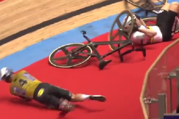 Video: Hrozivý pád Marka Cavendisha, pri ktorom si dolámal rebrá