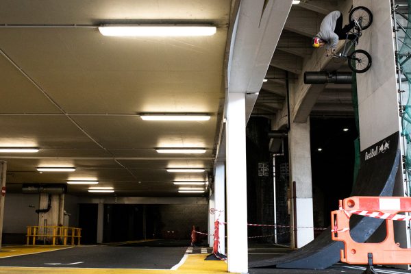 Musíte vidieť: Sebastian Keep predvádza na BMX šialené triky a obrovské skoky z mostov