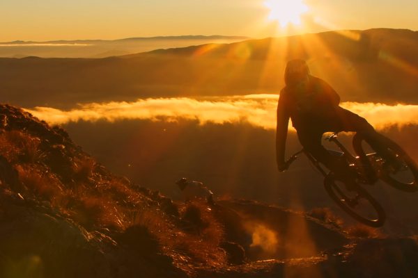  Musíte vidieť: George Brannigan & Reece Potter – šialená rýchlosť a obrovské skoky nad Queenstownom