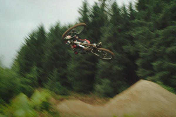  Musíte vidieť: Neskutočná rýchlosť Laurie Greenlanda v Bike Parku Wales | Sound of Speed