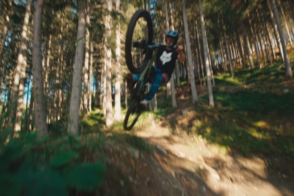  Video: Kaos Seagrave, Phoebe Gale a Fabien Barel jazdia na novom Canyone Spectral