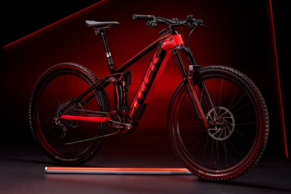 Nový e-bike od Treku Rail 2022 má karbónový rám, väčšiu batériu a agresívnejšiu geometriu (detaily, modely, ceny)