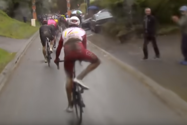  Video: Chrisophe Laporte musel brzdiť tretrou na Paríž-Rubaix