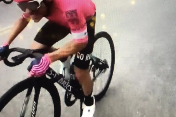 EF Education poslal predčasnú výpoveď Sergiovi Higuitovi, pretože jazdil na bicykli budúceho tímu