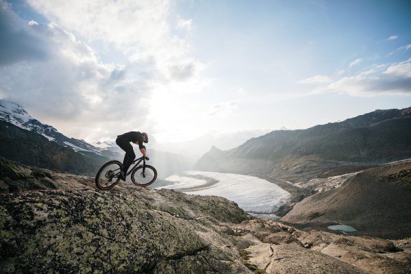  Musíte vidieť: Kilian Bron jazdí po alpských hrebeňoch, ľadovcoch i v ľadových jaskyniach
