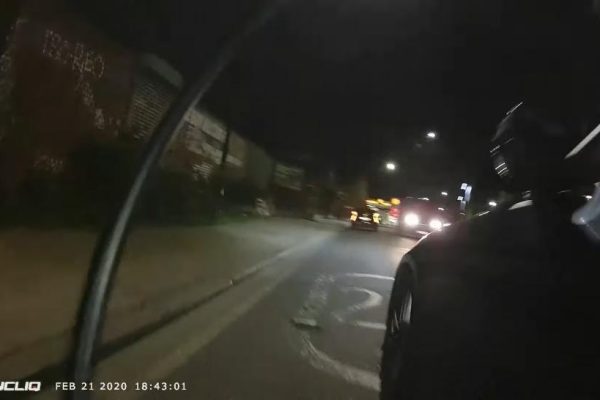  Video: Nervózny vodič nebezpečne vytlačil cyklistu z cesty a vraj to ani nebola jeho chyba