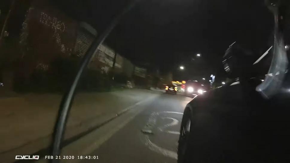  Video: Nerv&oacute;zny vodič nebezpečne vytlačil cyklistu z cesty a vraj to ani nebola jeho chyba