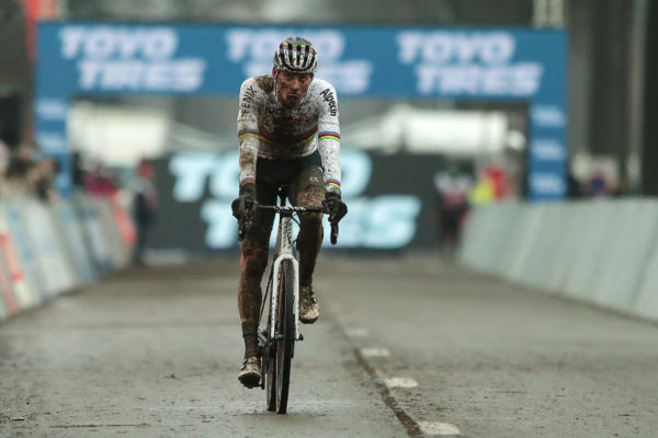Van der Poelova cyklokrosová sezóna je v ohrození, opäť má problémy so zraneným chrbátom