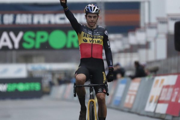 Van Aert opäť nedal súperom žiadnu šancu, Pidcock vyhral šprint o druhé miesto