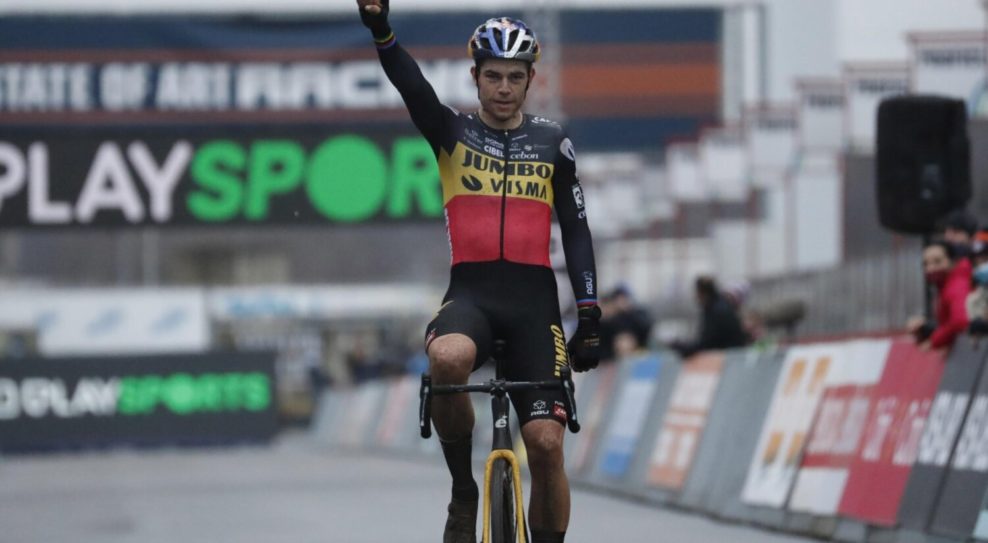 Van Aert op&auml;ť nedal s&uacute;perom žiadnu &scaron;ancu, Pidcock vyhral &scaron;print o druh&eacute; miesto