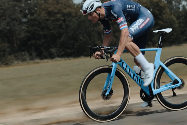  Bicykel Mathieu van der Poela váži 7,4kg. Pozrite si detaily, špecifikáciu i rozmery špeciálu Canyon Aeroad CFR