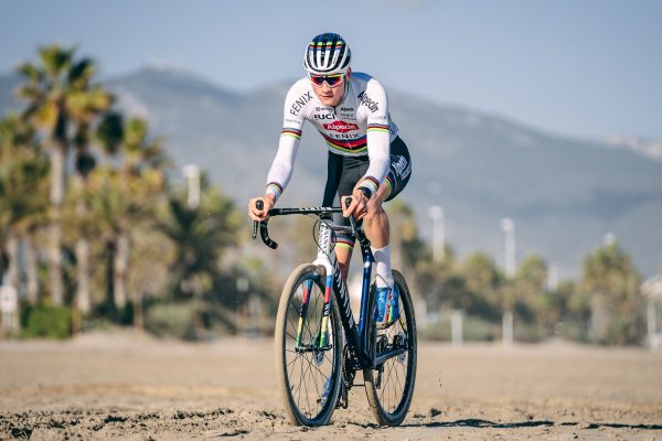 Mathieu van der Poel posunul štart cyklokrosovej sezóny pre zranenie kolena