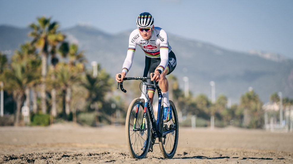 Mathieu van der Poel posunul štart cyklokrosovej sezóny pre zranenie kolena