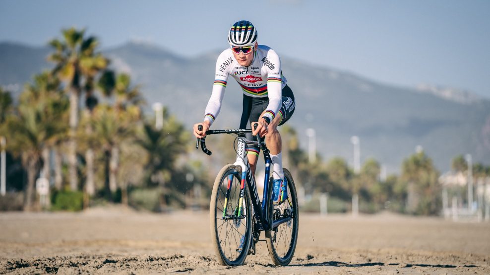 Mathieu van der Poel posunul &scaron;tart cyklokrosovej sez&oacute;ny pre zranenie kolena
