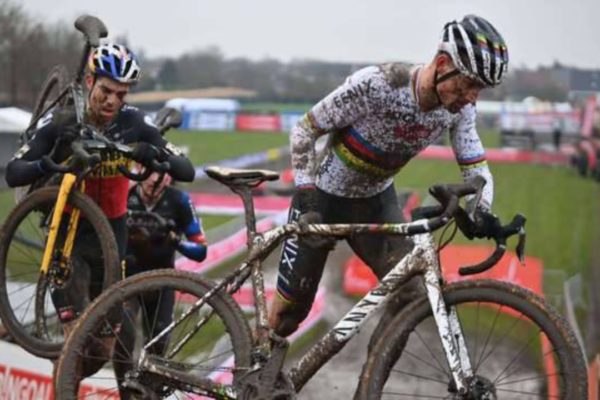 Wout van Aert porazil aj Van der Poela a suverénne vyhral aj na blatovom svetovom pohári v Dendermonde